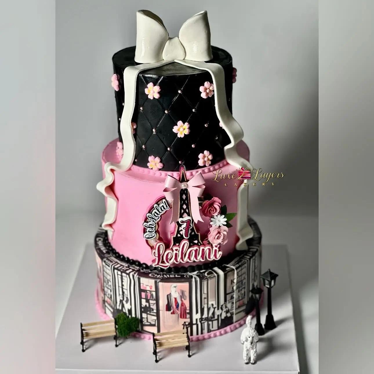 Vanilla birthday cake with oversized fondant bow topper and elegant accent details — kids birthday cakes Miami by Luxe Layers Cakery